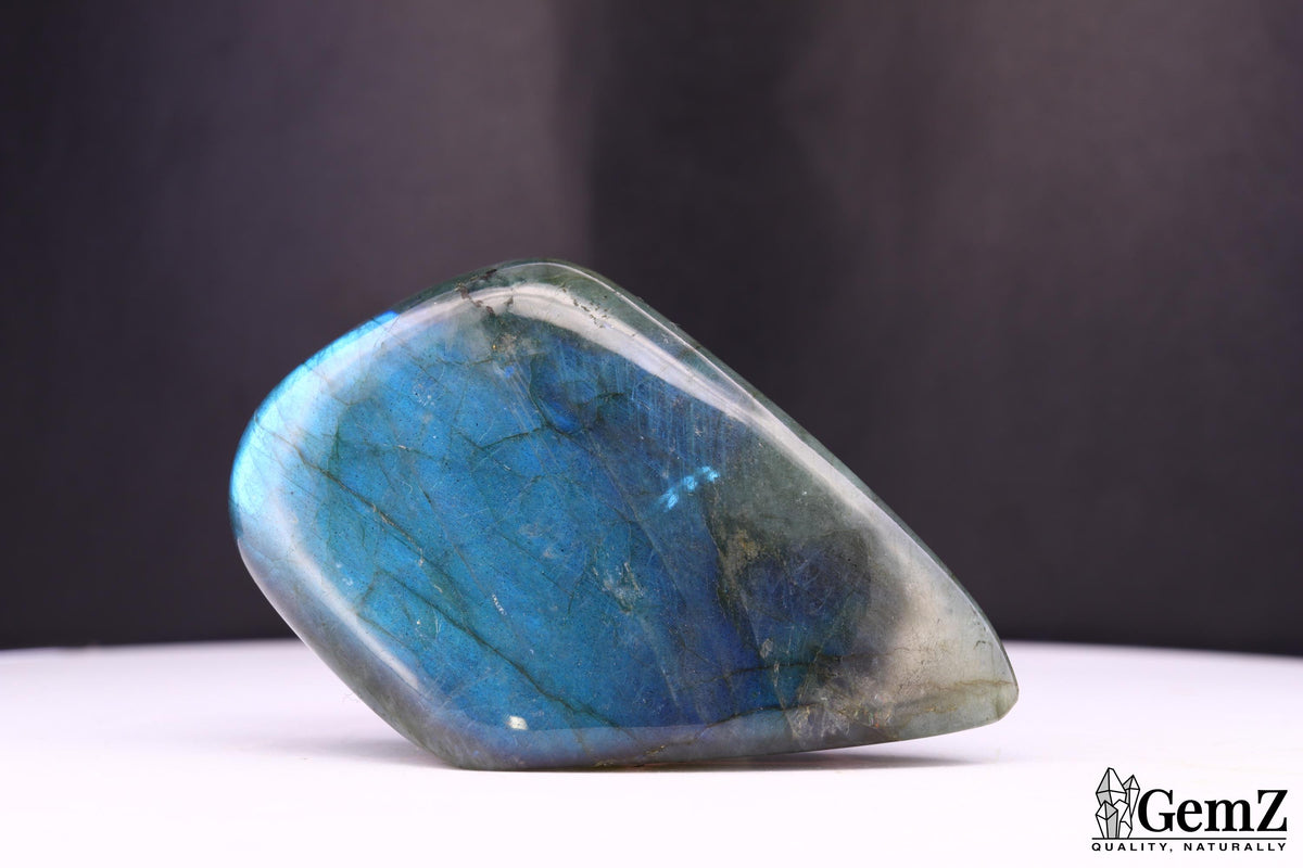 Labradorite polie, reflets bleu intense – Madagascar – 80 g