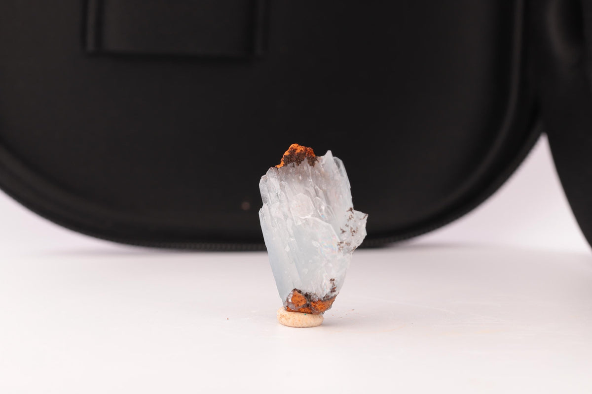 Baryte bleue sur goethite – Sidi Lhcen, Nador, Maroc – 8,3 g