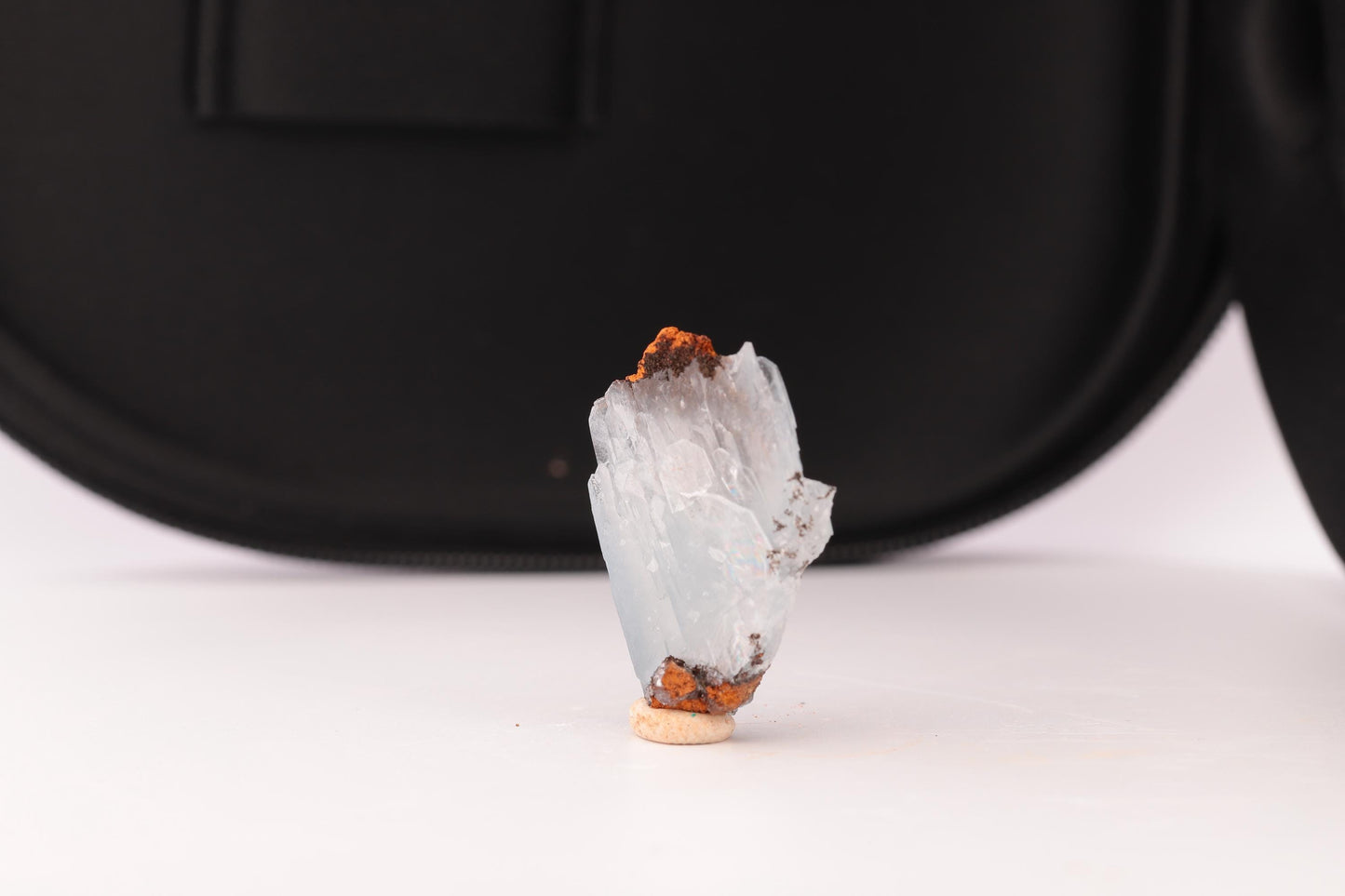 Baryte bleue sur Goéthite – Mine de Sidi Lhcen, Nador, Maroc, 8,3 g