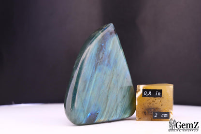 Labradorite polie en pointe, reflets bleus – Madagascar – 79 g