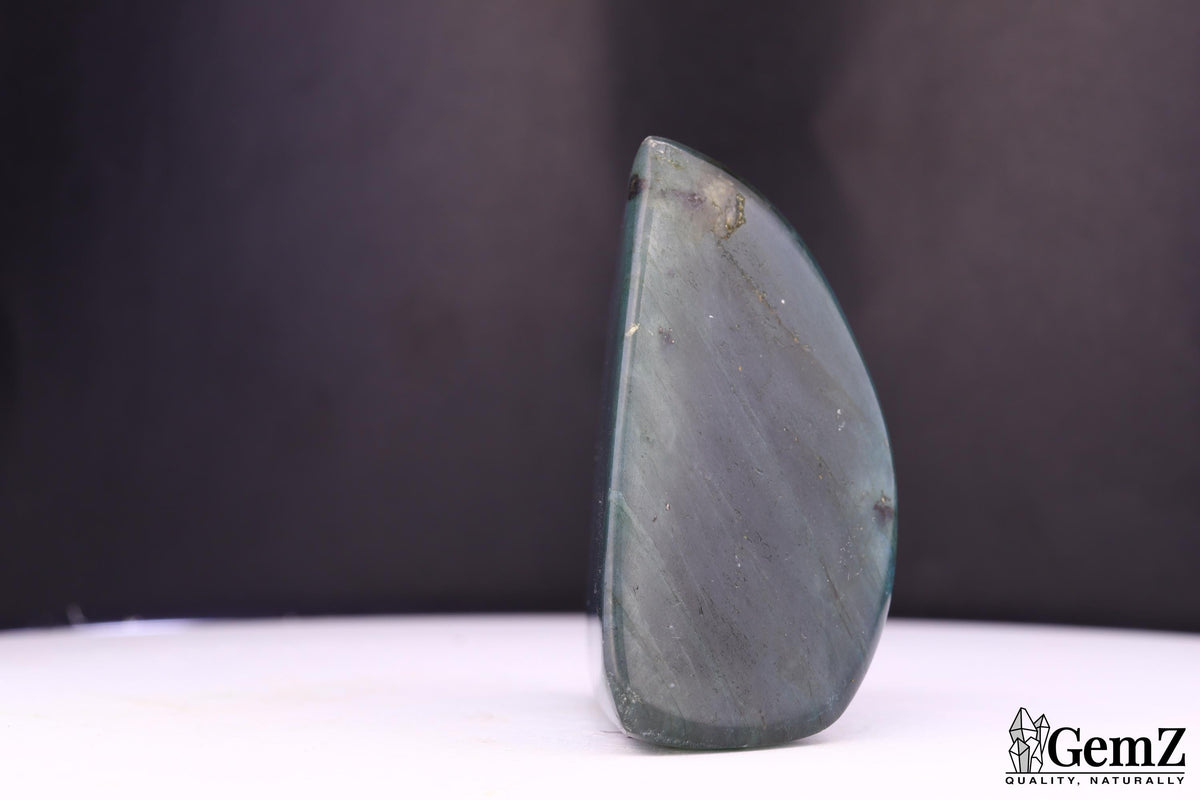 Labradorite polie en pointe, reflets bleus – Madagascar – 79 g