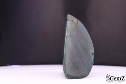 Labradorite polie en pointe, reflets bleus – Madagascar – 79 g