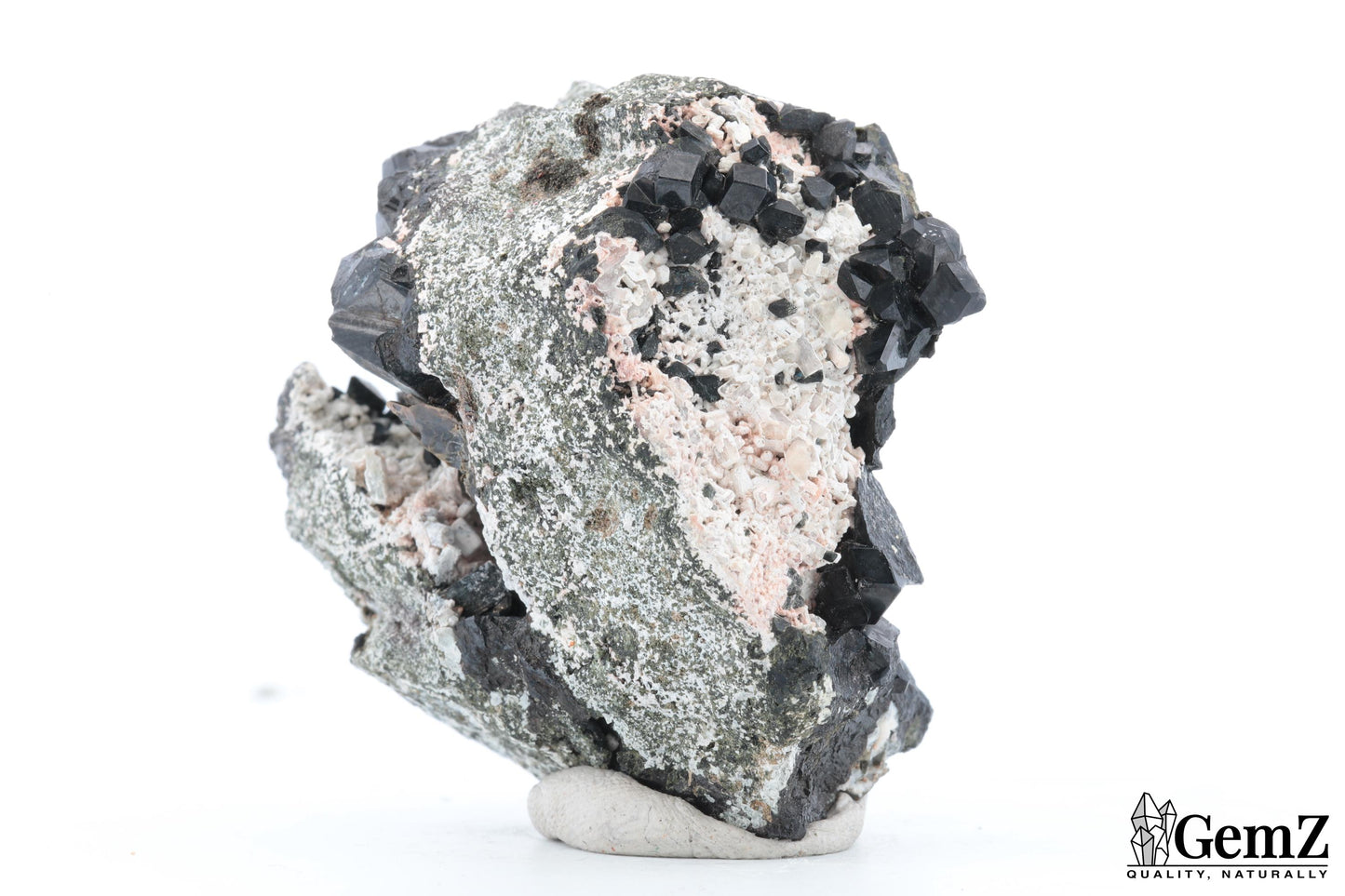 Mélanite sur gangue avec orthose, cristaux intenses