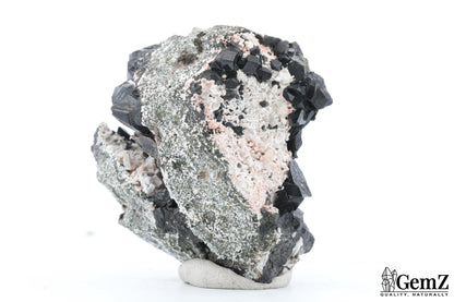 Mélanite sur gangue avec orthose, cristaux intenses