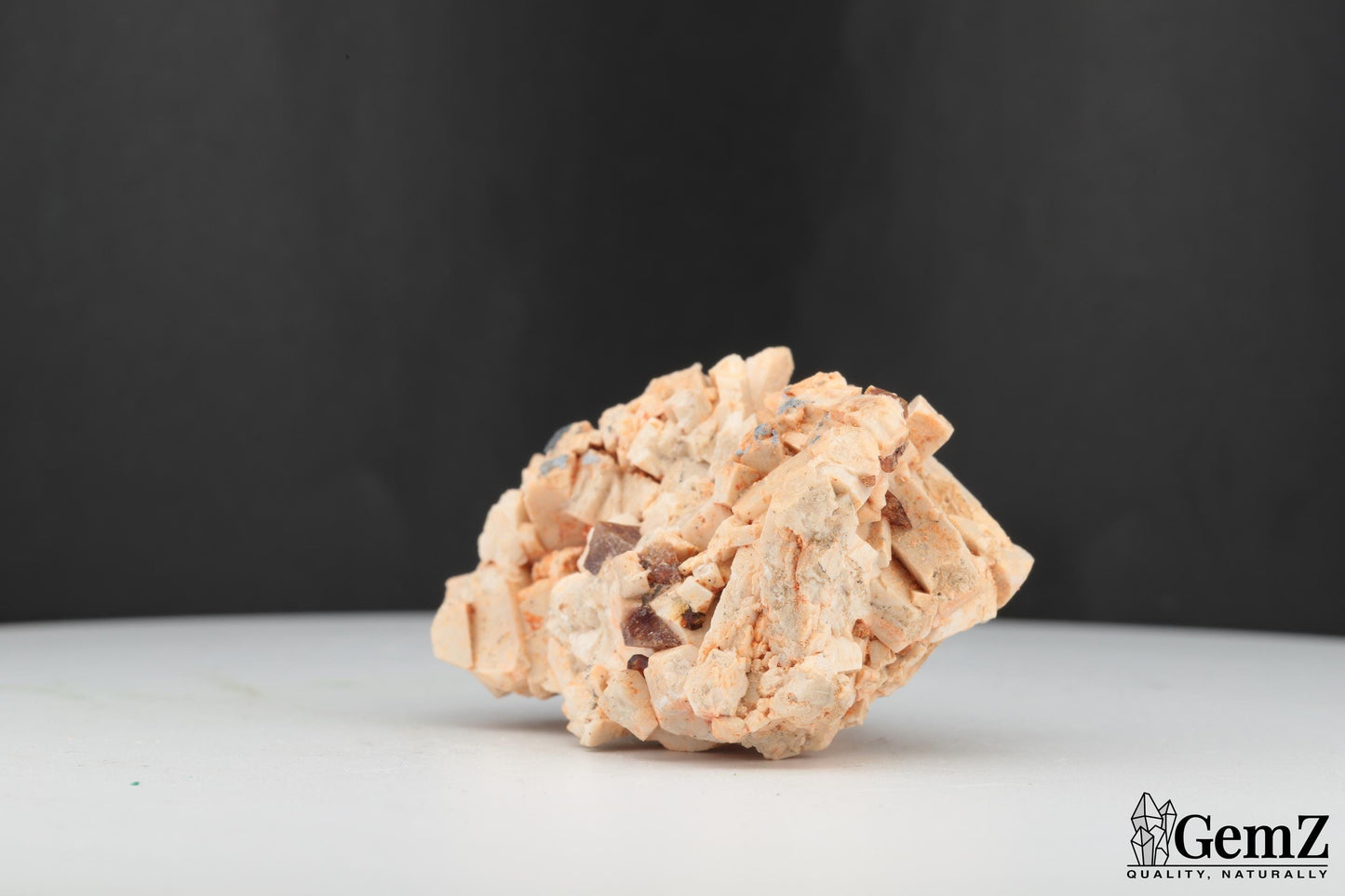 Cristaux de Titanite (Sphène) sur Orthose – Origine : Imilchil, Maroc