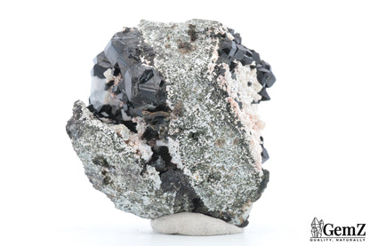 Mélanite sur gangue avec orthose, cristaux intenses