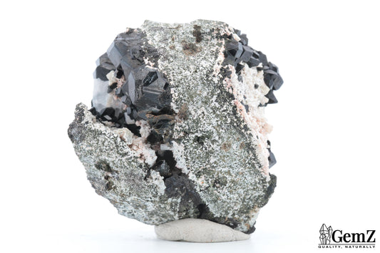 Mélanite sur gangue avec orthose, cristaux intenses