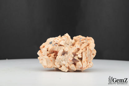 Cristaux de Titanite (Sphène) sur Orthose – Origine : Imilchil, Maroc