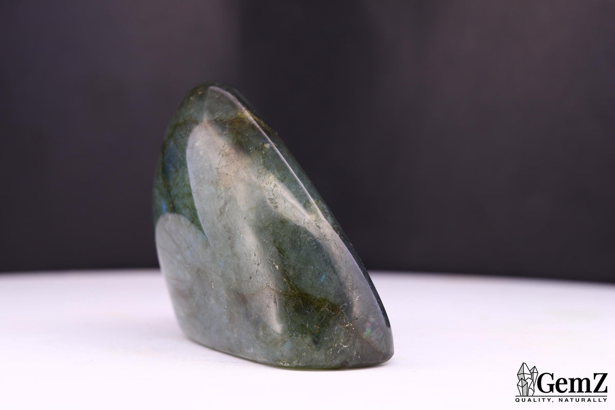 Labradorite polie, reflets multicolores – Madagascar – 76 g