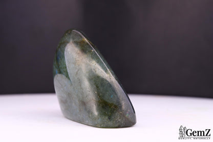 Labradorite polie, reflets multicolores – Madagascar – 76 g