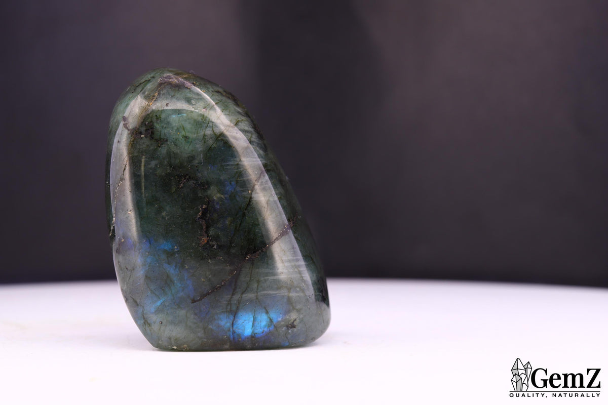 Labradorite polie, reflets multicolores – Madagascar – 59 g