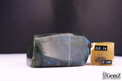 Labradorite polie, reflets bleu-vert – Madagascar – 93 g