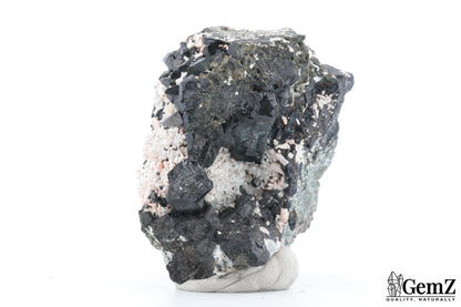 Mélanite sur gangue avec orthose, cristaux intenses