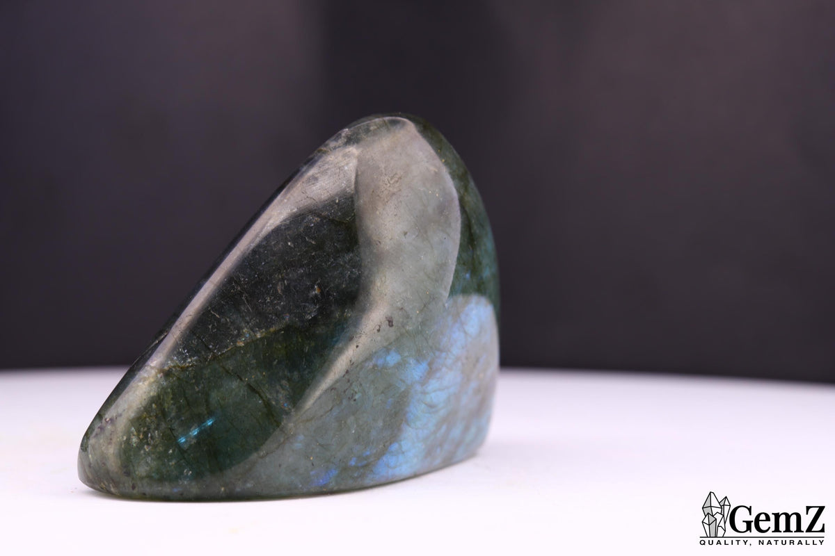 Labradorite polie, reflets multicolores – Madagascar – 76 g