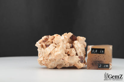 Cristaux de Titanite (Sphène) sur Orthose – Origine : Imilchil, Maroc