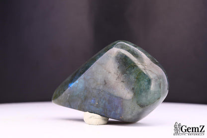 Labradorite polie, reflets bleu intense – Madagascar – 80 g