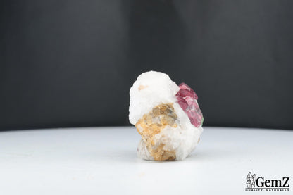 Spinelle rouge sur quartz et muscovite – Mahenge, Tanzanie – 27 g
