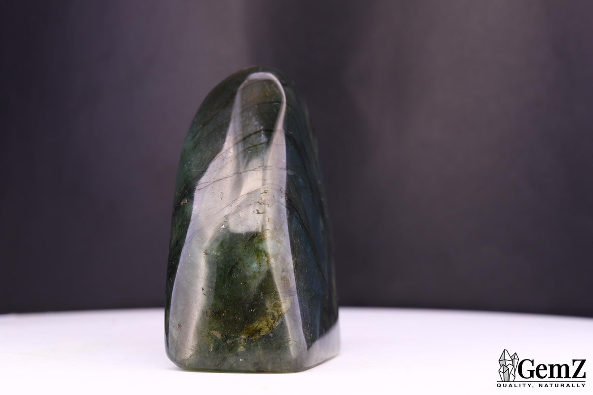 Labradorite polie, reflets bleu-vert et dorés – Madagascar – 136 g