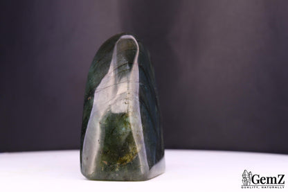 Labradorite polie, reflets bleu-vert et dorés – Madagascar – 136 g
