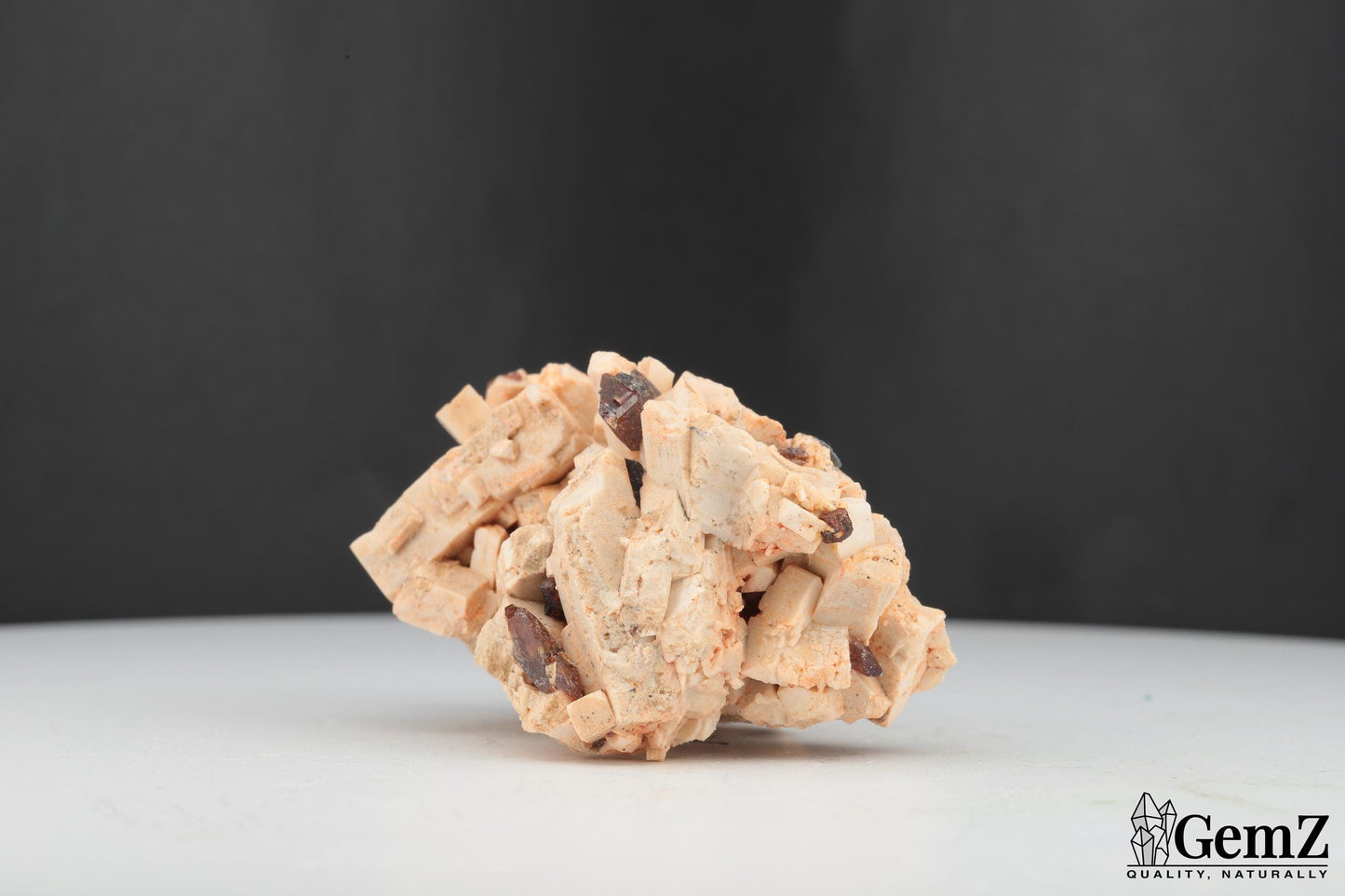 Cristaux de Titanite (Sphène) sur Orthose – Origine : Imilchil, Maroc