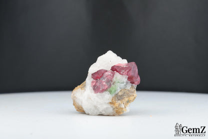 Spinelle Rouge sur Quartz et Muscovite, 27g, Mahenge, Tanzanie