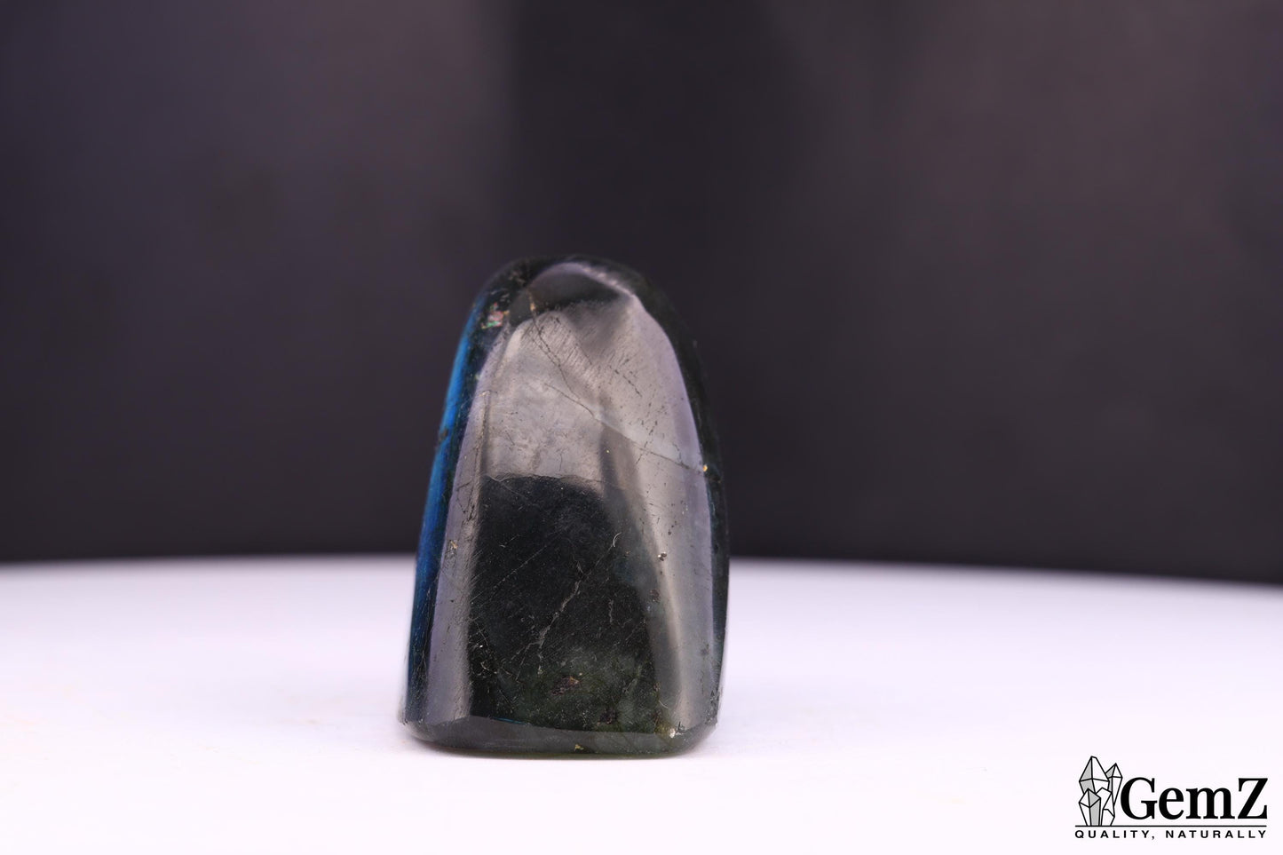 Labradorite aux Reflets Bleutés Mystiques