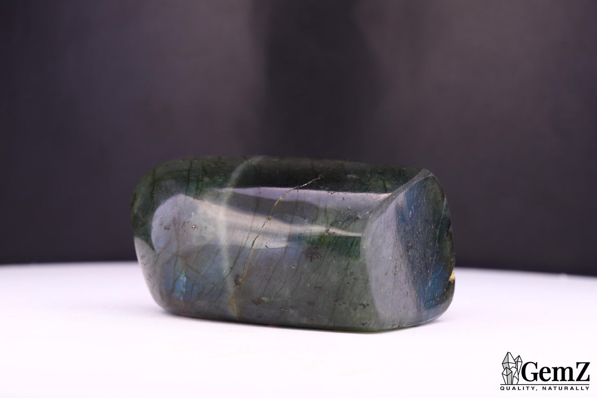 Labradorite polie, reflets bleu-vert – Madagascar – 93 g