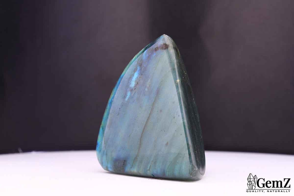 Labradorite polie en pointe, reflets bleus – Madagascar – 79 g