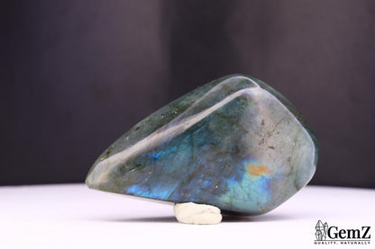 Labradorite polie, reflets bleu intense – Madagascar – 80 g