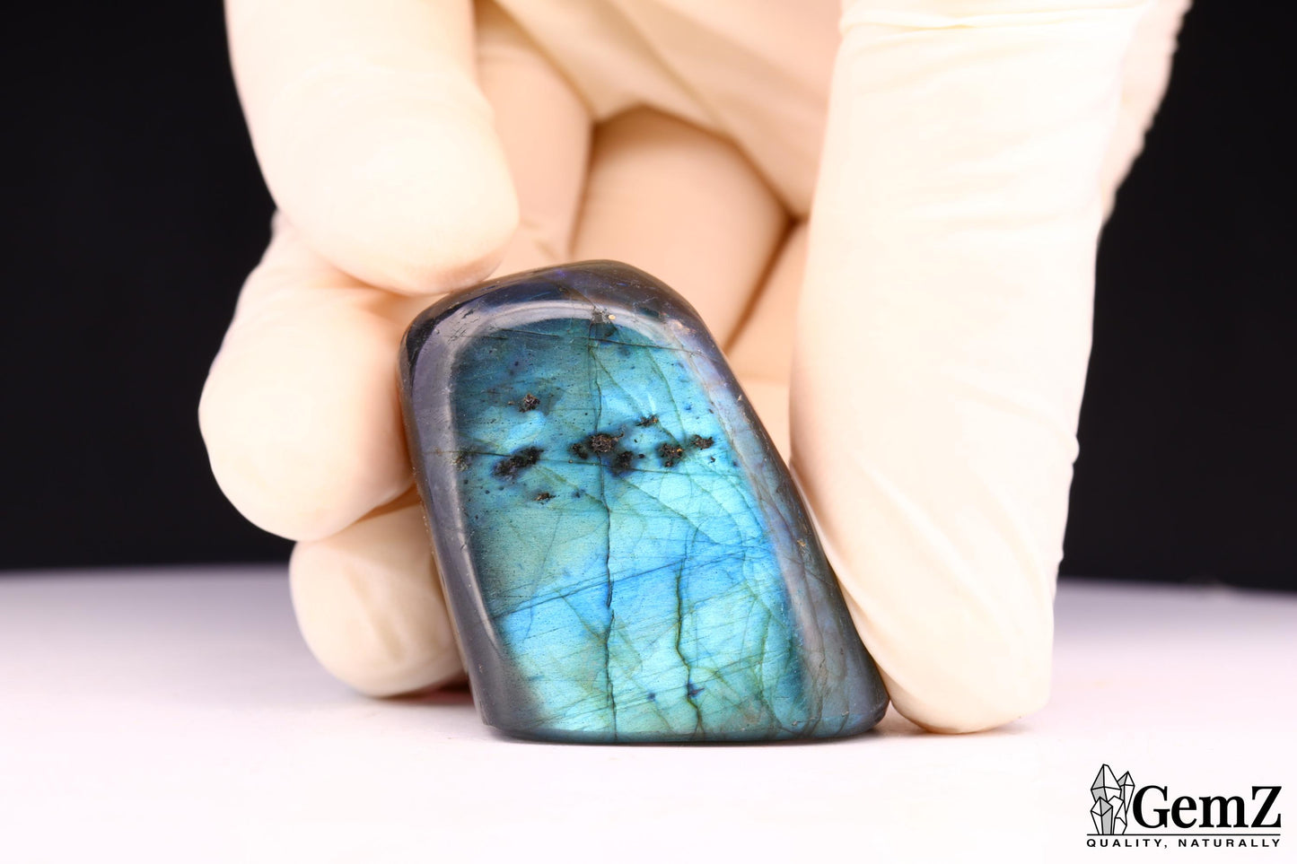 Labradorite aux Reflets Bleutés Mystiques