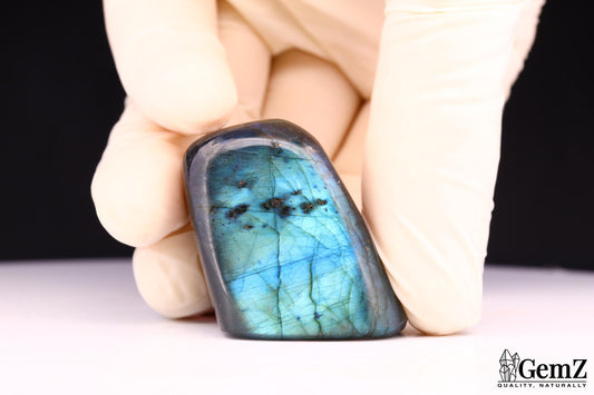 Labradorite aux Reflets Bleutés Mystiques