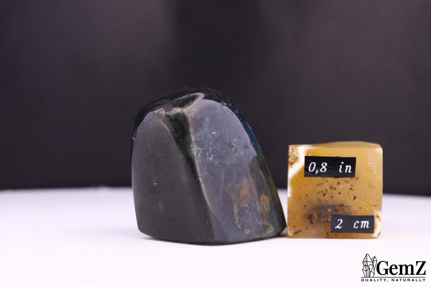 Labradorite aux Reflets Bleutés Mystiques