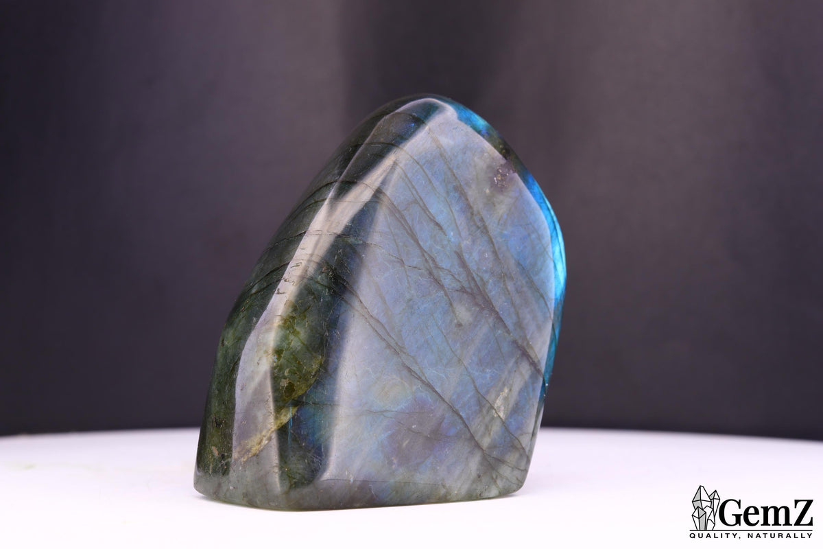 Labradorite polie, reflets bleu-vert et dorés – Madagascar – 136 g