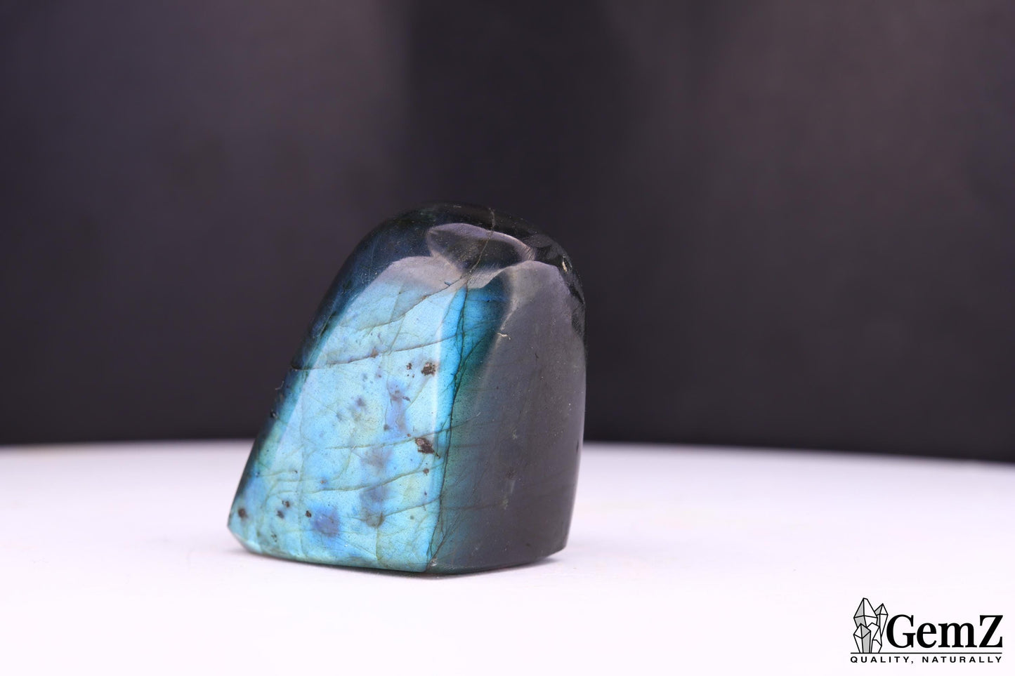 Labradorite aux Reflets Bleutés Mystiques