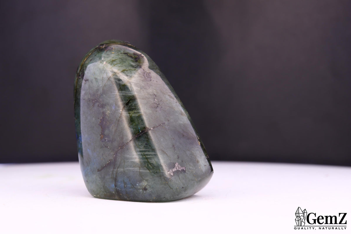 Labradorite polie, reflets multicolores – Madagascar – 59 g