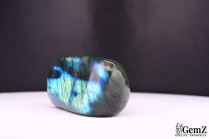 Labradorite polie, reflets bleu-vert – Madagascar – 93 g