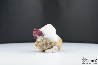 Spinelle rouge sur quartz et muscovite – Mahenge, Tanzanie – 27 g