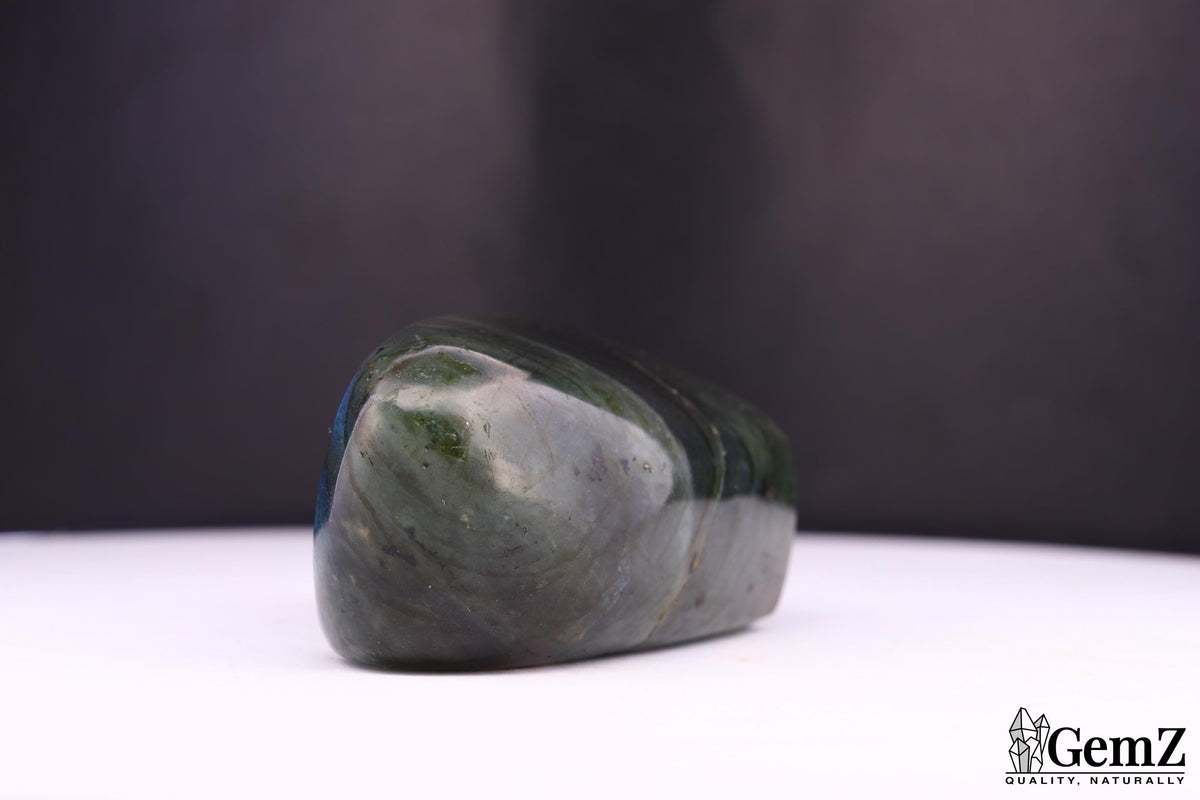 Labradorite polie, reflets bleu-vert – Madagascar – 93 g