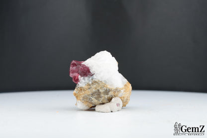 Spinelle Rouge sur Quartz et Muscovite, 27g, Mahenge, Tanzanie