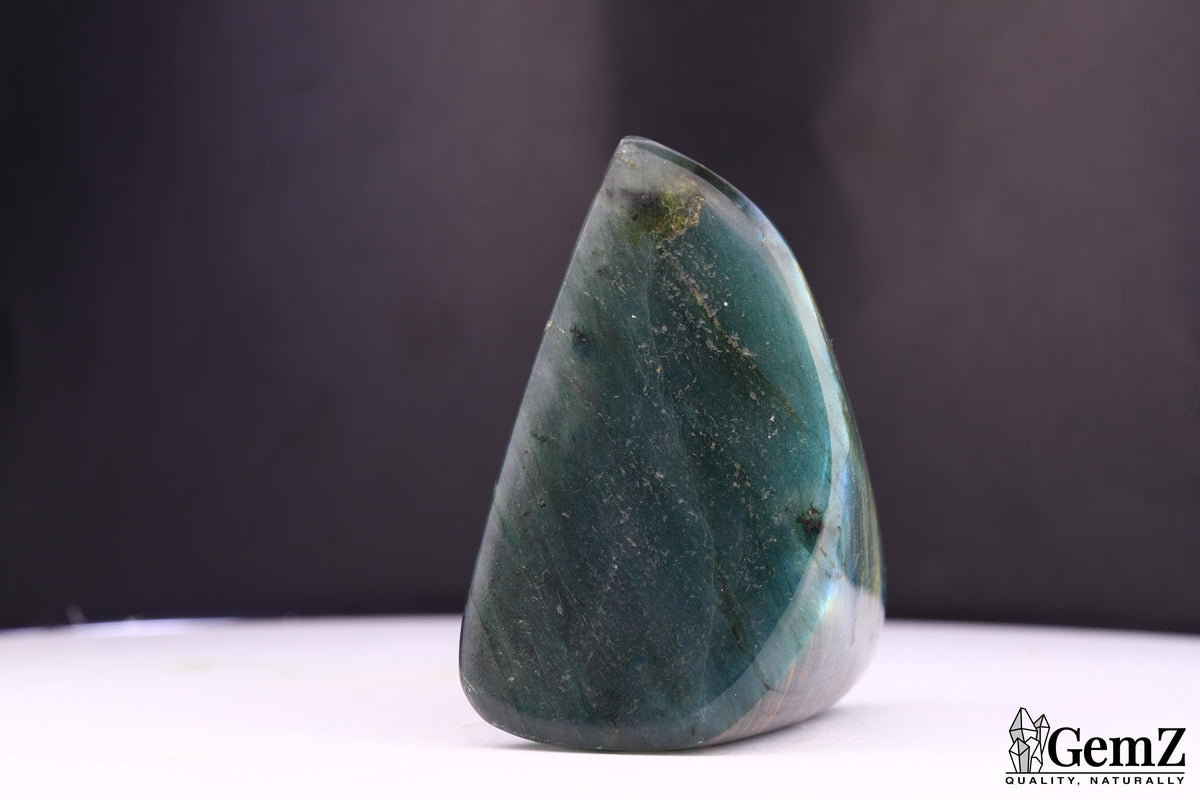 Labradorite polie en pointe, reflets bleus – Madagascar – 79 g