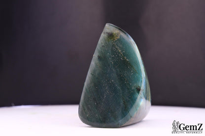 Labradorite polie en pointe, reflets bleus – Madagascar – 79 g