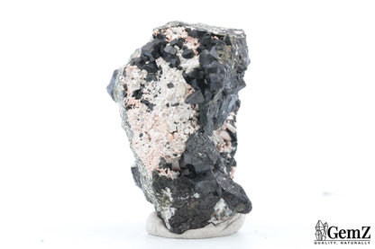 Mélanite sur gangue avec orthose, cristaux intenses