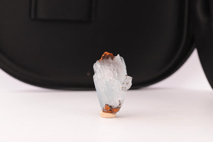 Baryte bleue sur goethite – Sidi Lhcen, Nador, Maroc – 8,3 g