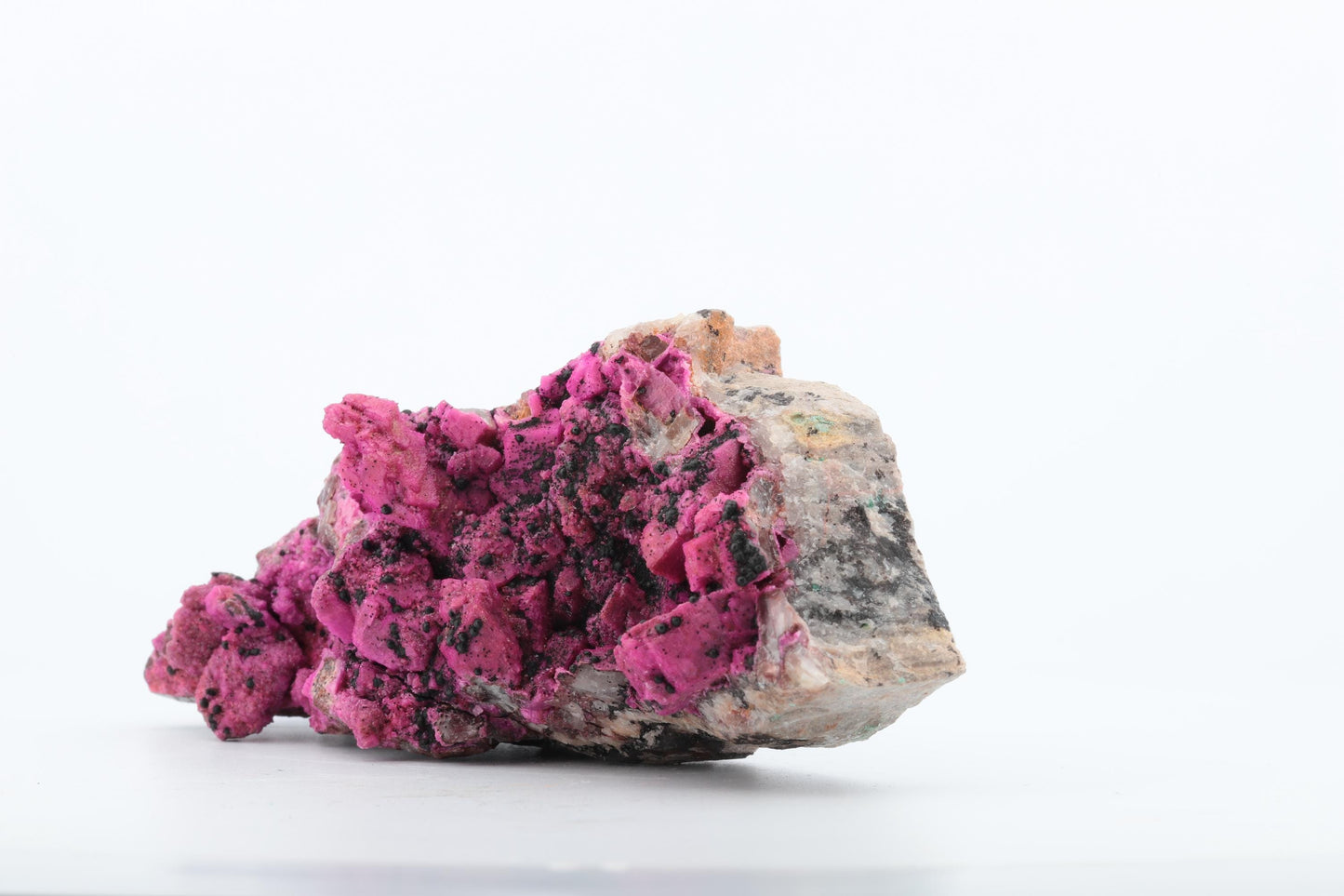 CobaltoCalcite avec inclusions d'Hétérogénite - Mine Musonoi, Kolwezi, République du Congo – 148g