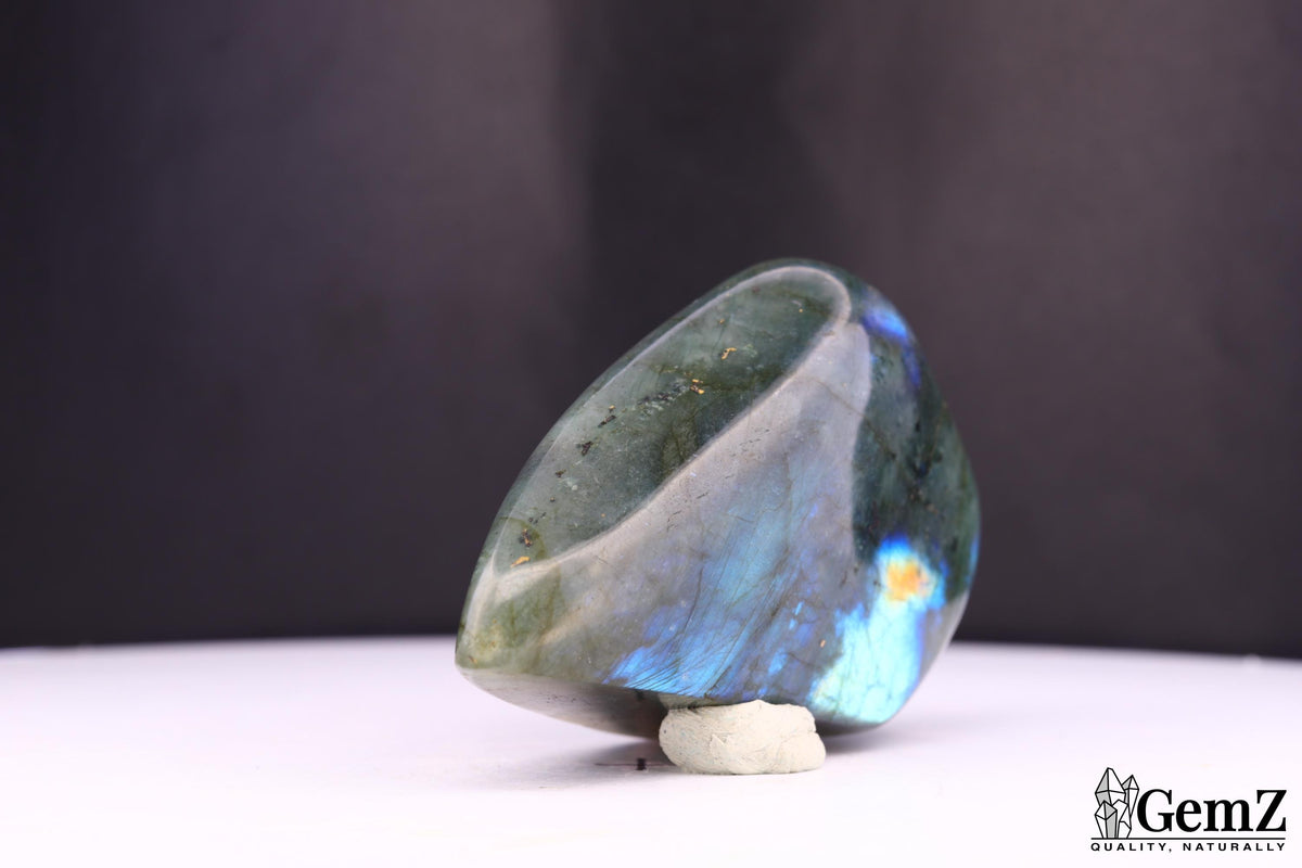 Labradorite polie, reflets bleu intense – Madagascar – 80 g