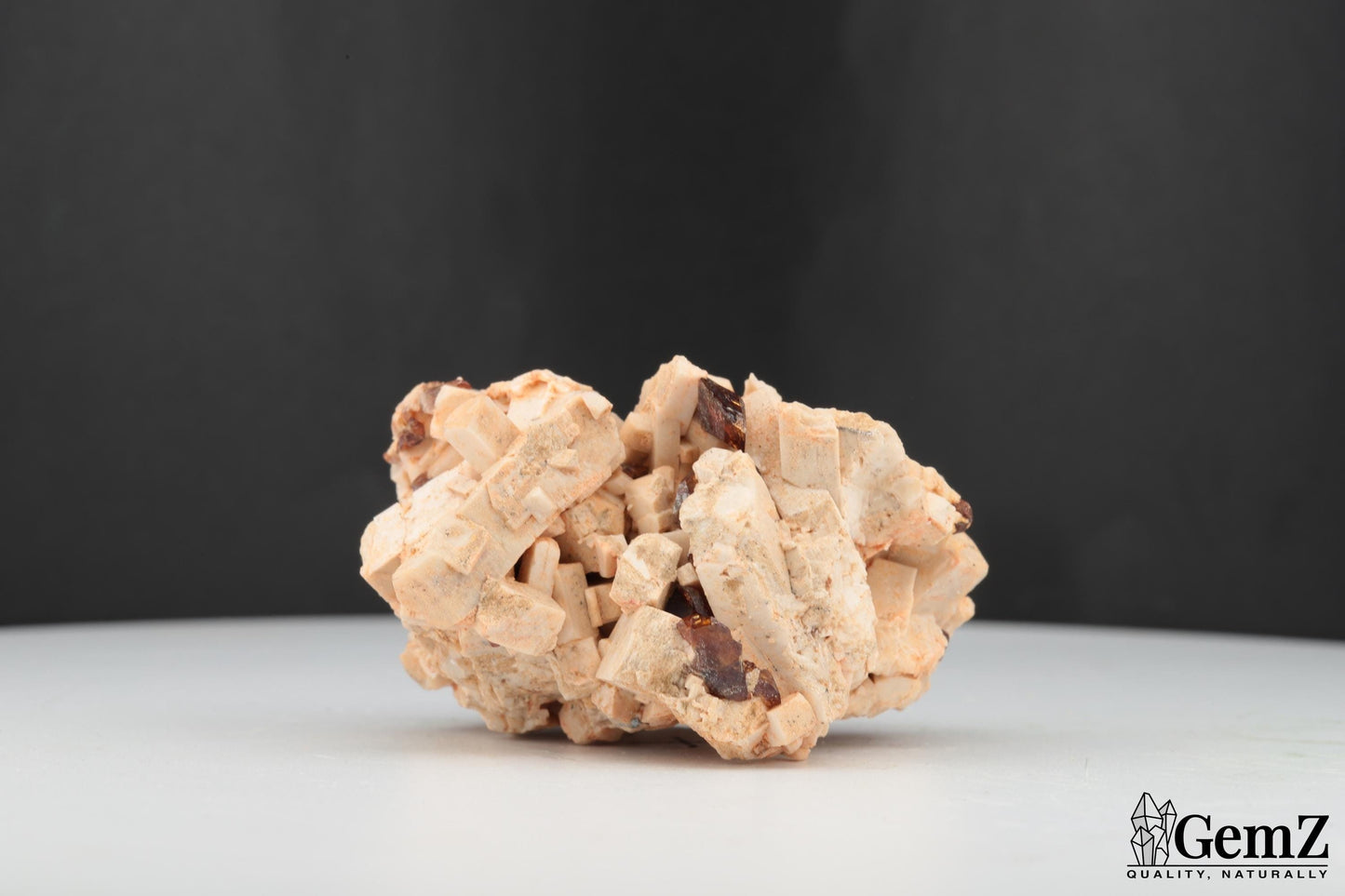 Cristaux de Titanite (Sphène) sur Orthose – Origine : Imilchil, Maroc