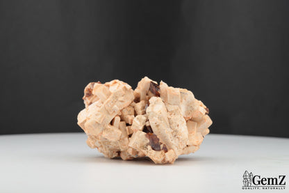 Cristaux de Titanite (Sphène) sur Orthose – Origine : Imilchil, Maroc