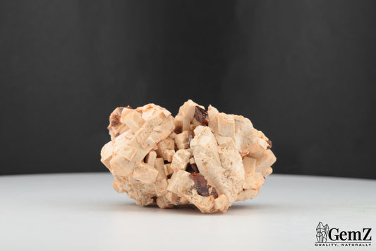 Cristaux de Titanite (Sphène) sur Orthose – Origine : Imilchil, Maroc