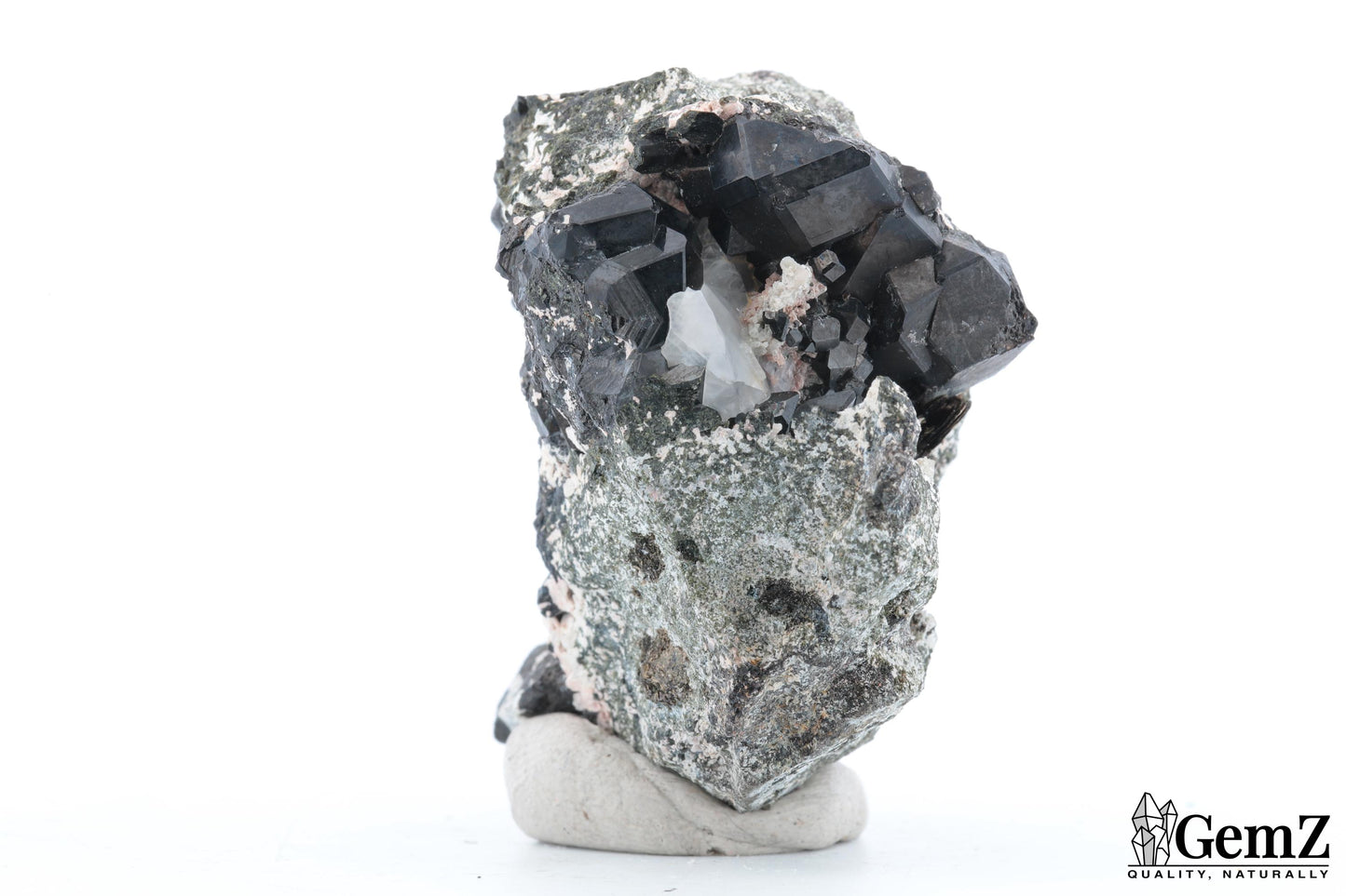 Mélanite sur gangue avec orthose, cristaux intenses