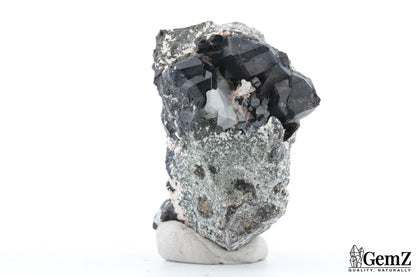 Mélanite sur gangue avec orthose, cristaux intenses